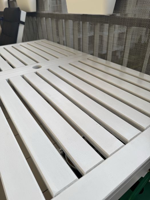 Stół ogrodowy z krzesłami i poduszkami
