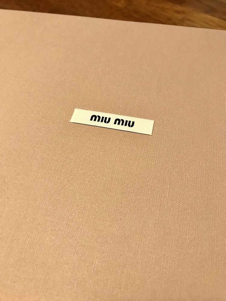 Oryginalne pudelko Miu Miu z papierowym wkaldem
