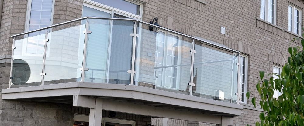 Остекление ограждений балкона, стеклянные перегородки