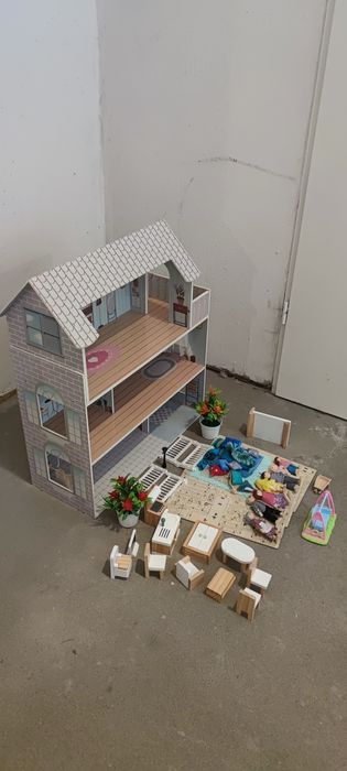 Domek dla lalek drewniany i mnóstwo dekoracji