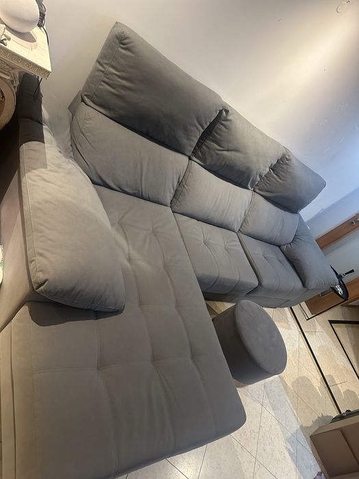 Sofá Retrátil e Reclinável Cinza + Puff —