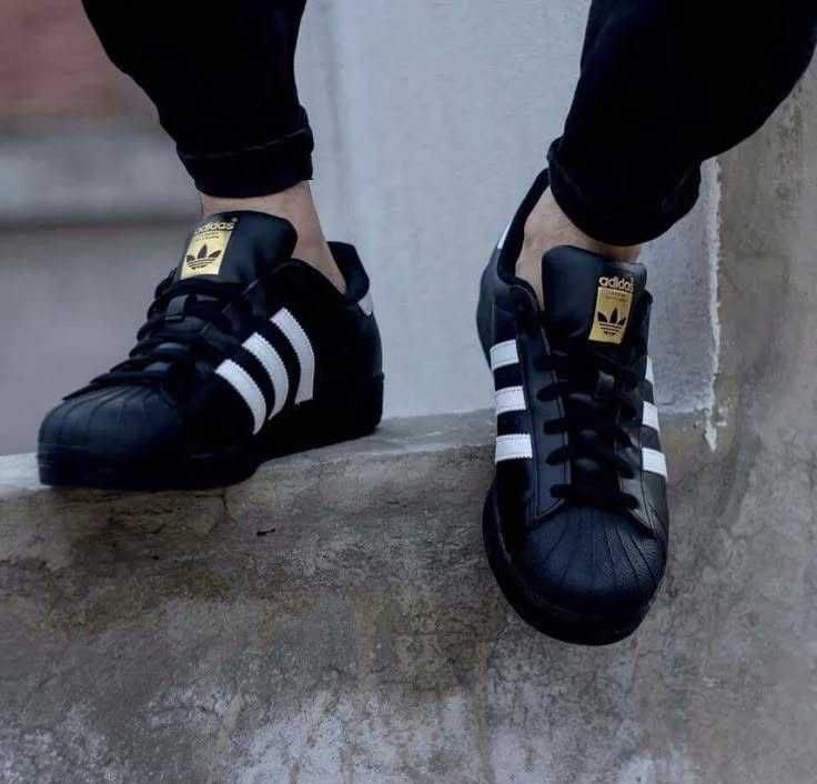 Ténis modelo SuperStar brancos