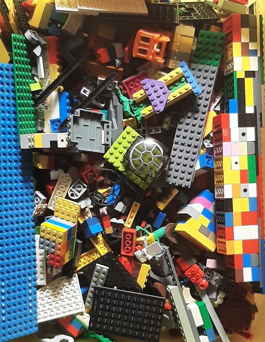 LEGO: Milhares de peças diversas em caixa