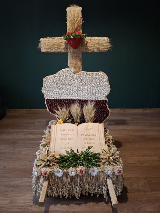 Wieniec dożynkowy -  krzyż z mapą Polski