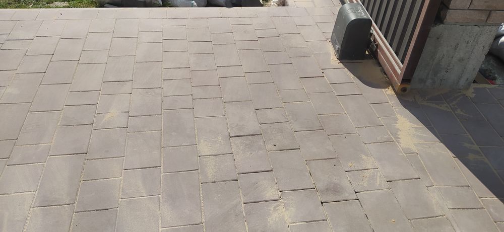 Вкладання брукiвки [Укладка тротуарной плитки]