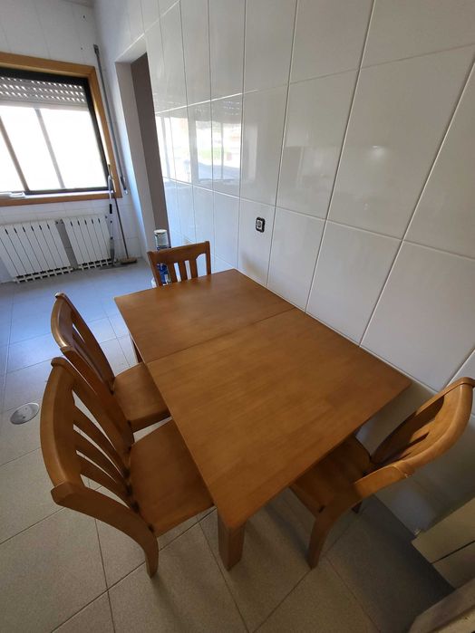 Mesa e cadeiras de madeira maciça