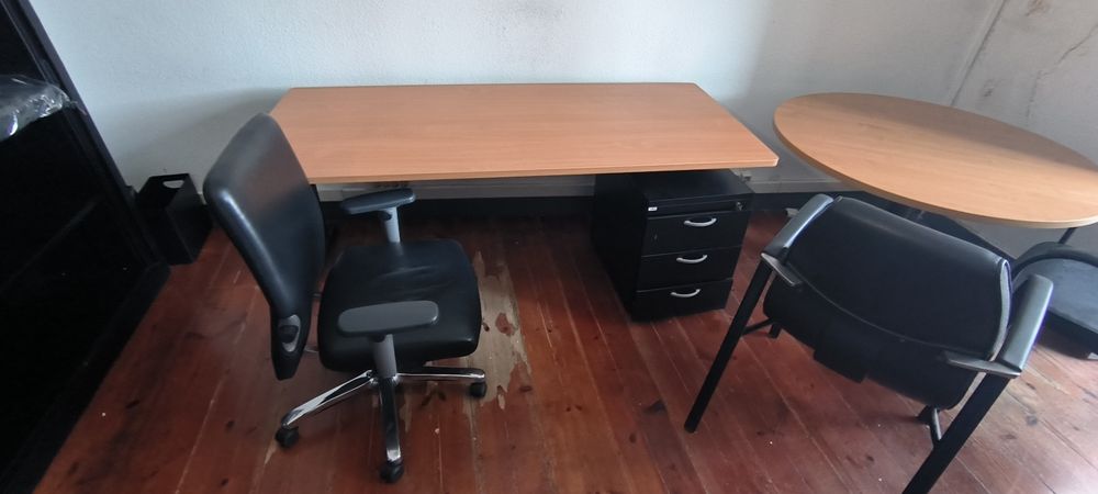 Lote Escritório,3 secretárias,2 Bl Rodados,Mesa Reuniões, 3 Cadeiras