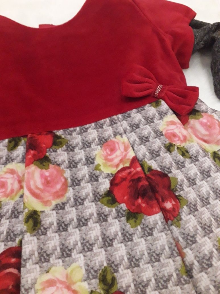 Vestido veludo vermelho com flores e camisola cinza.