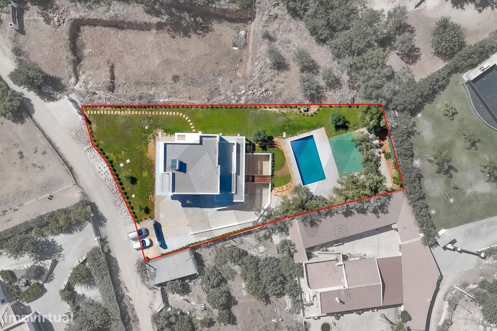 Luxuosa Moradia Contemporânea entre Loulé e Almancil
