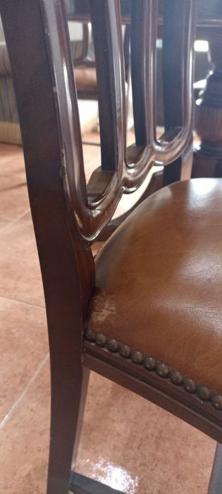 Mesa em madeira com 4 cadeiras