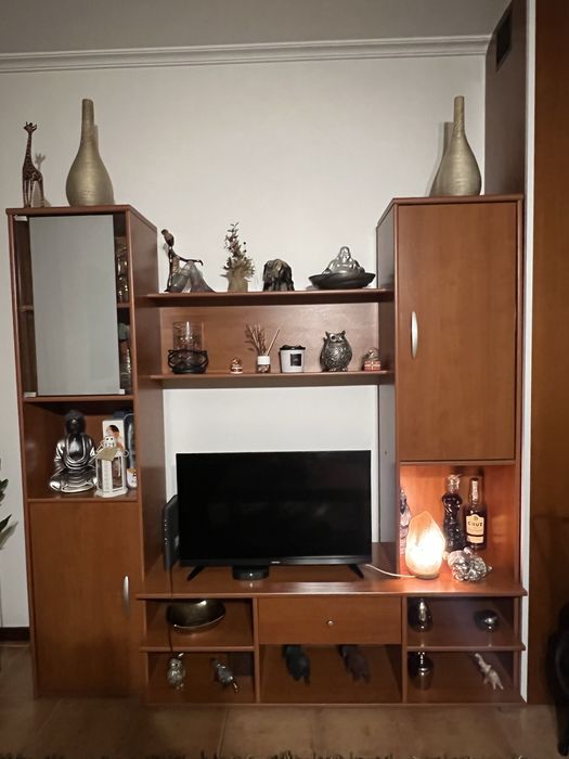 Movel de sala castanho com algumas arrumaçoes