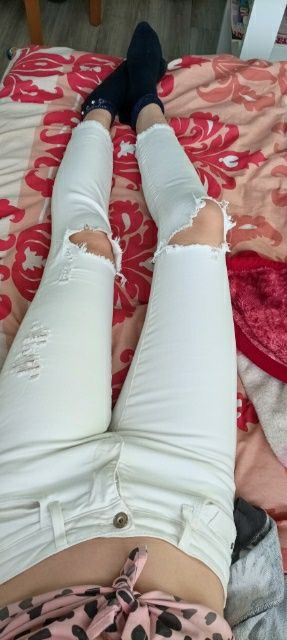 Jeansy damskie Zara XS z dziurami białe