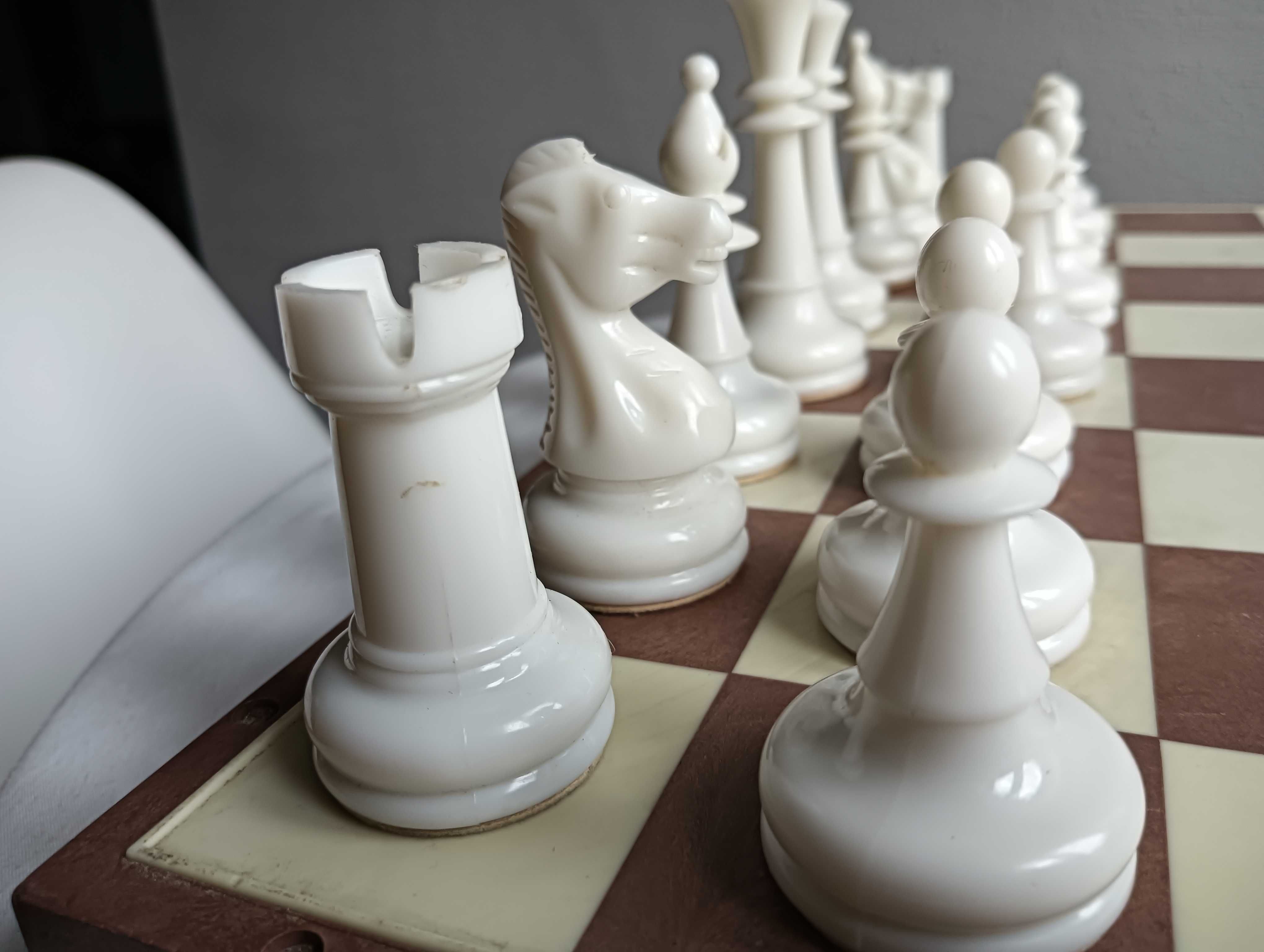 Stare uszanowane szachy z obciążnikami