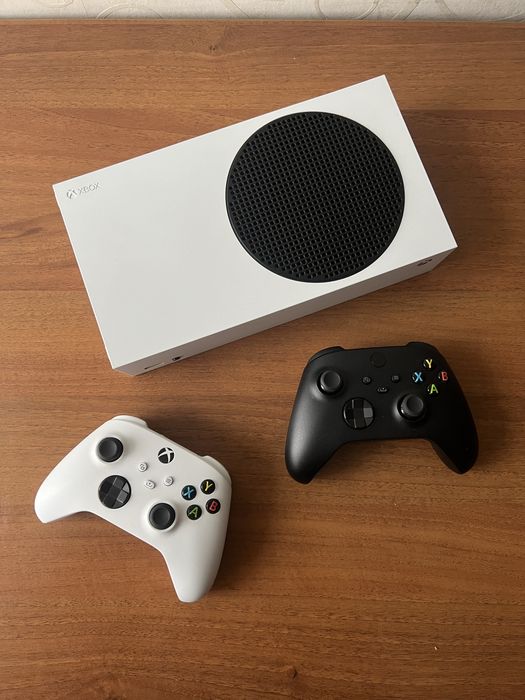 Продам Xbox Series S 512gb (2 геймпада)