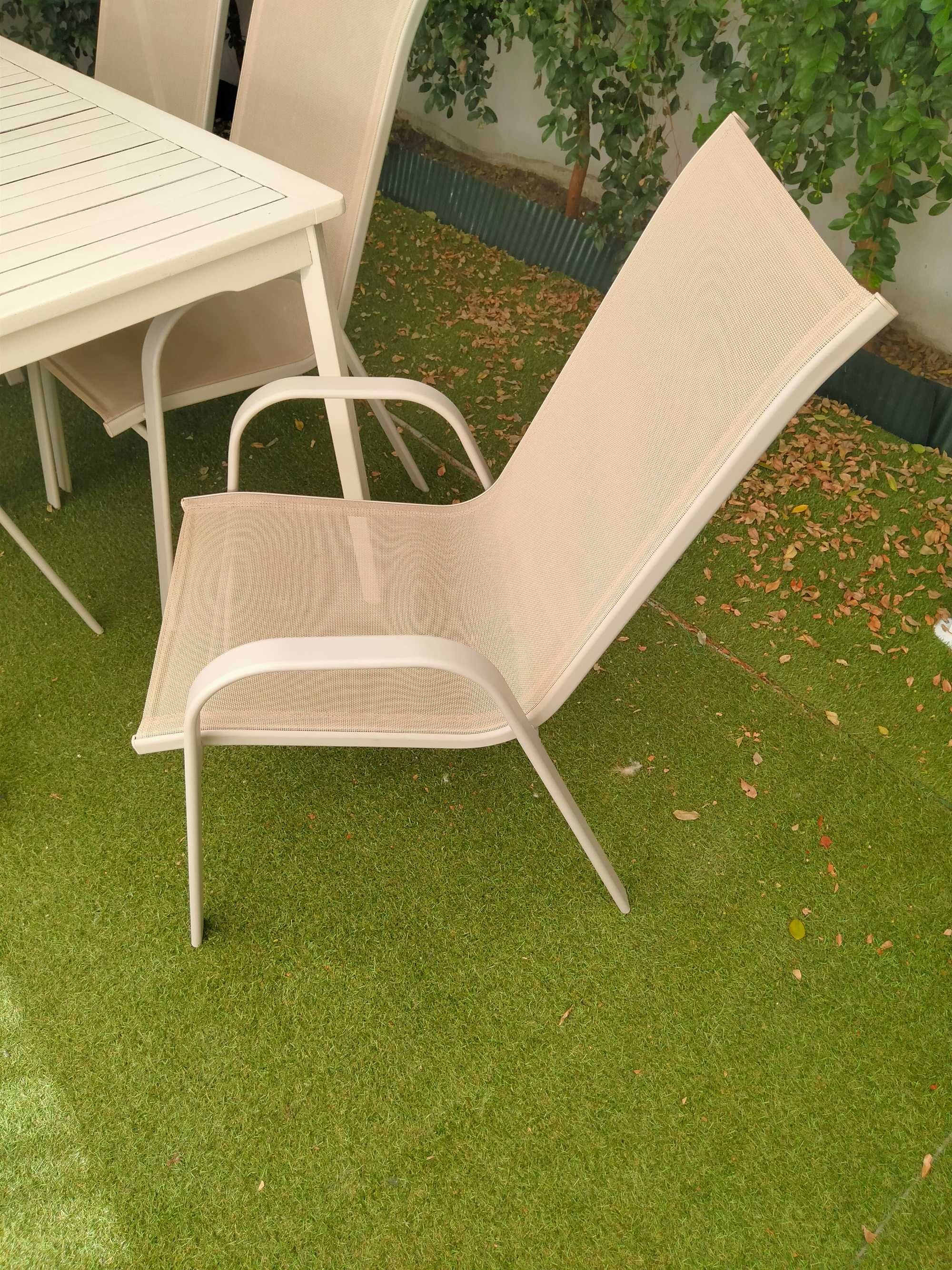 Mesa e cadeiras de jardim