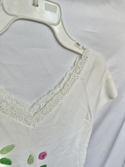 Biała Dzianinowa bluzka z koronką i szydełkowymi kwiatami TU