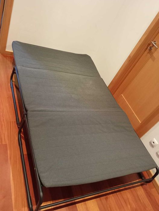 Sofá-Cama Dobrável com Estrutura Metálica – Compacto e Elegante!