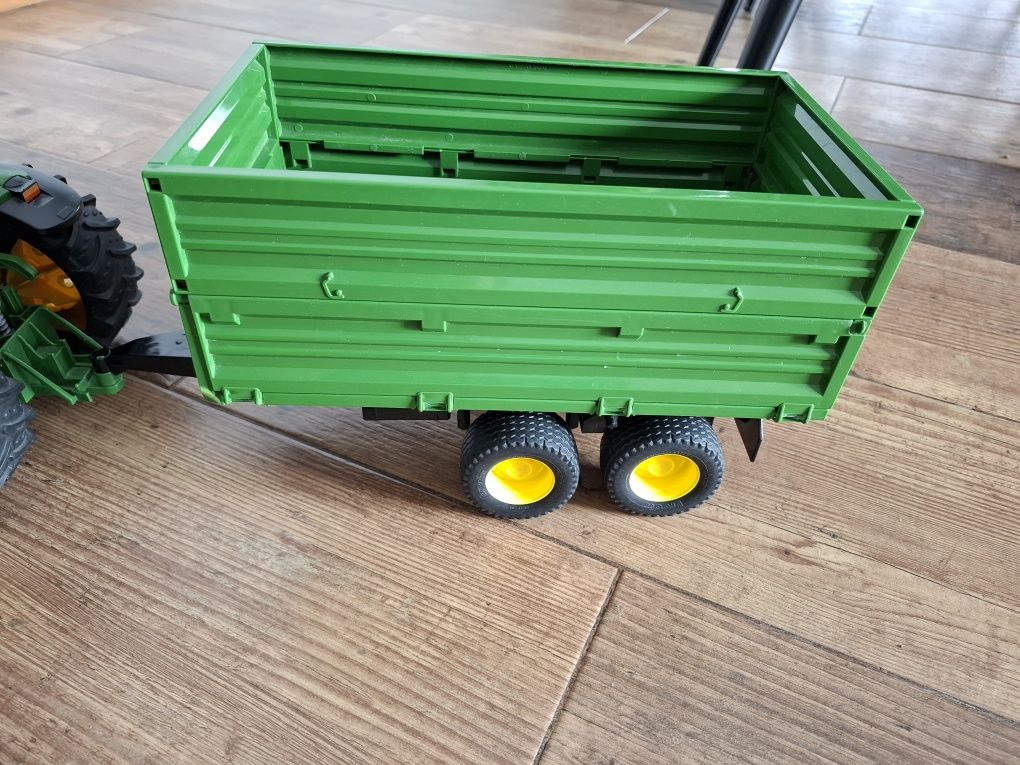 Traktor z turem John deere i przyczepą Bruder