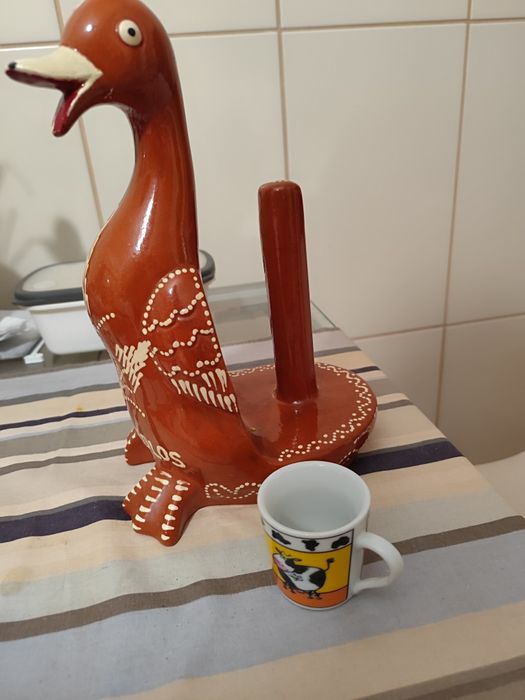 Pato porta rolos em barro.