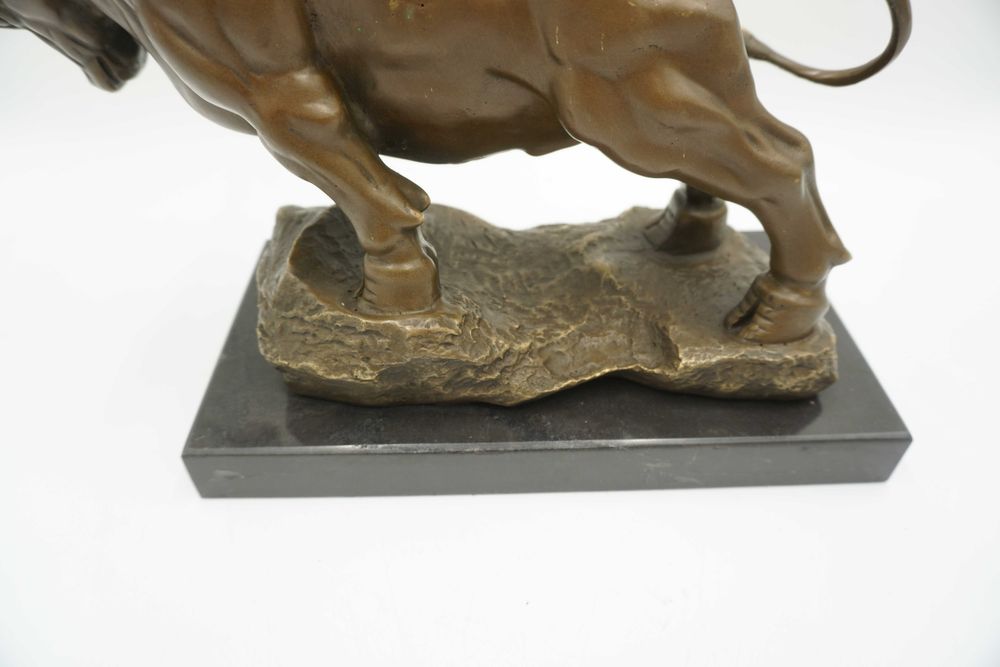 FIGURA z brązu byk siła giełda hossa złote rogi