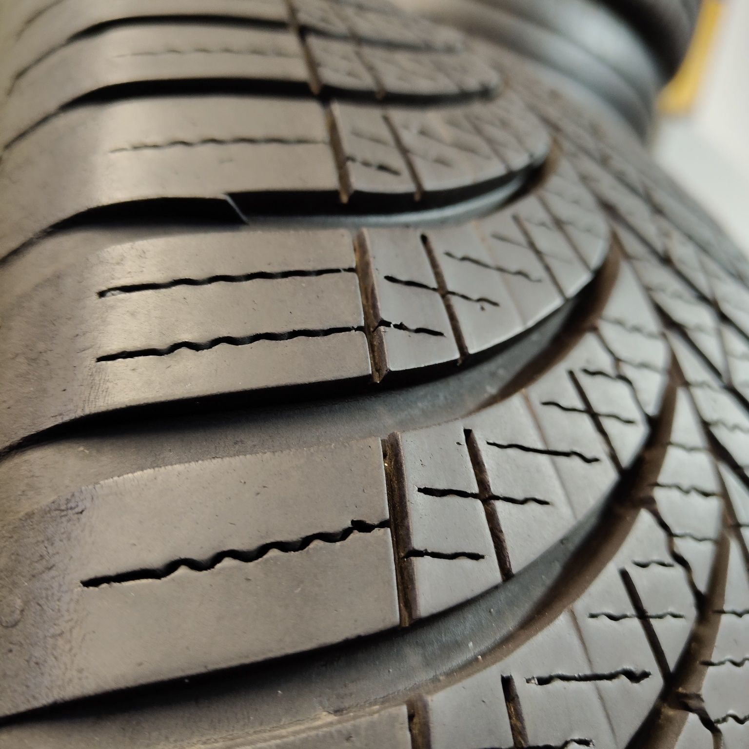 235/55/19 XL Sprzedam parę opon całorocznych Goodyear