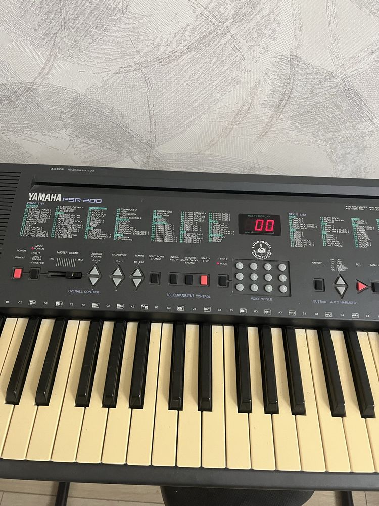 Продається синтезатор YAMAHA PSR-200