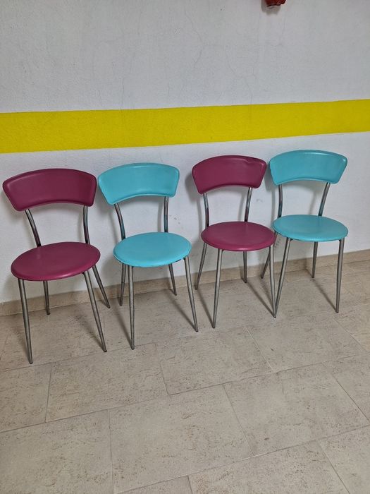 Sete cadeiras coloridas