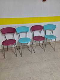 Quatro cadeiras coloridas