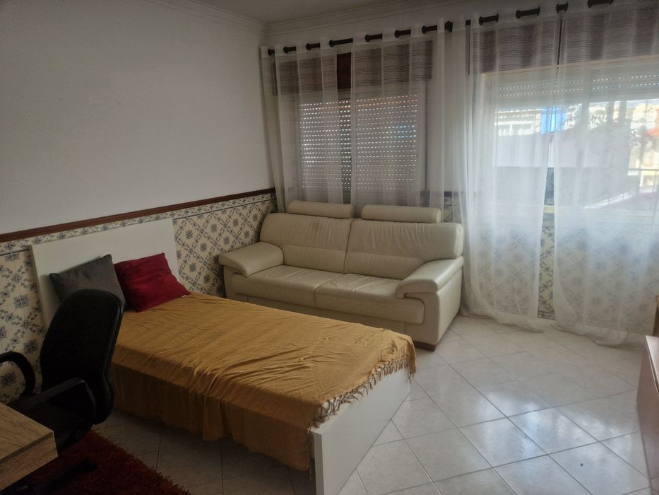 Quarto para alugar na Sobreda da Caparica