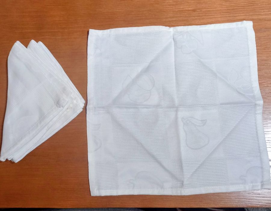 Vendo conjunto de 8 Guardanapos novos