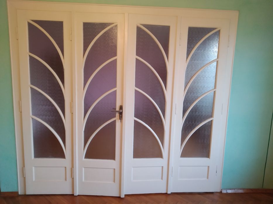 Деревяные двери со стеклами