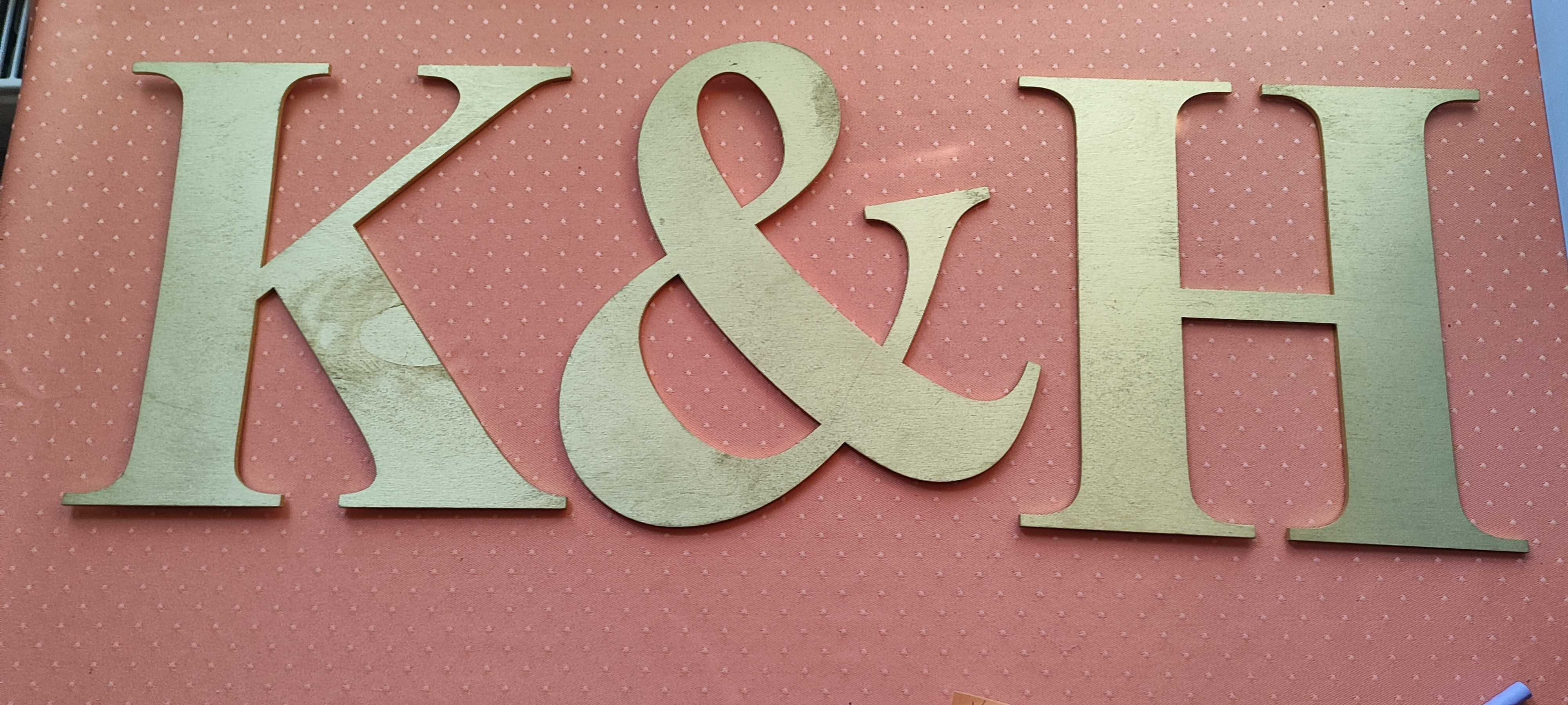 2 komplety- drewniane litery w kolorze złotym K, H