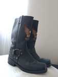 Botas pretas em pele