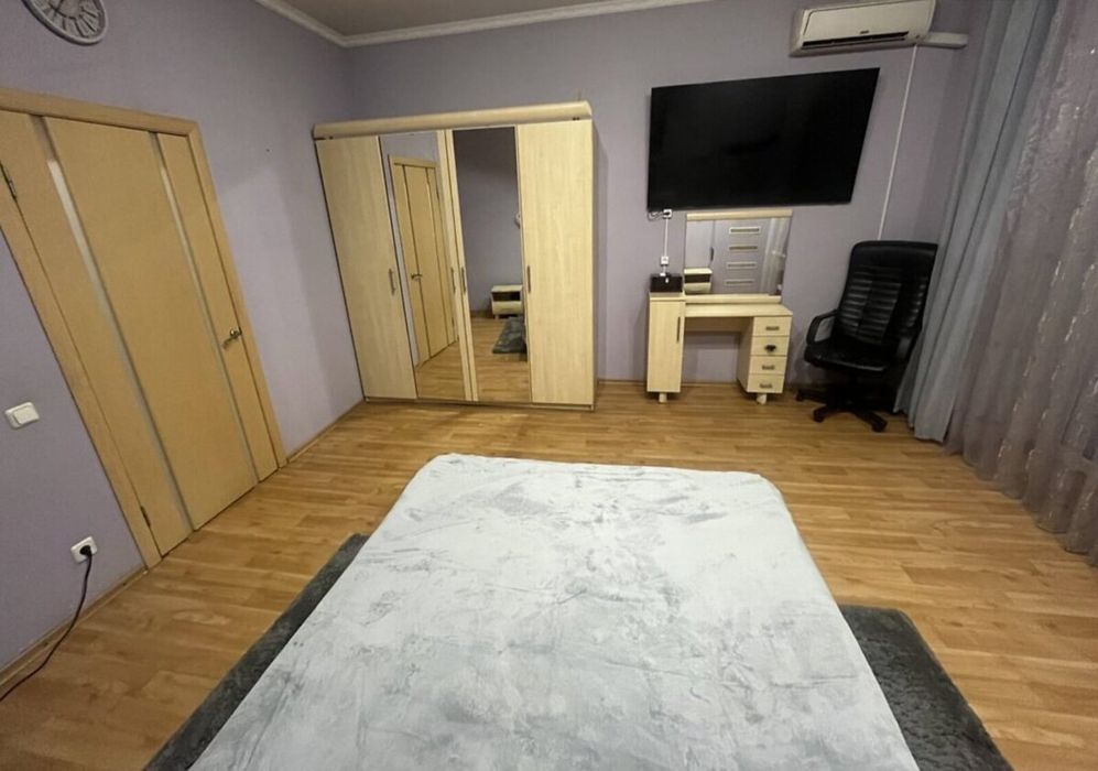 3- комн. 67 м. кв. Сталинка. С. Нигояна. Возле метро.