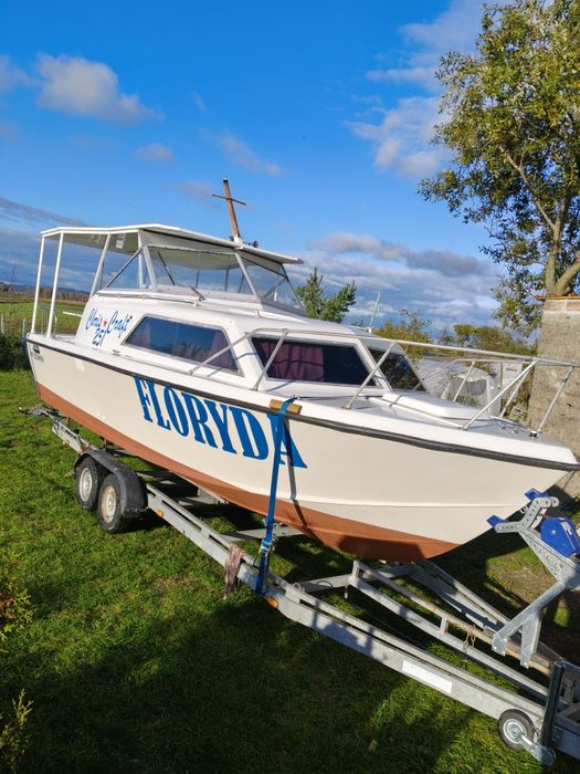 Łódź kabinowa motorowa hausbot