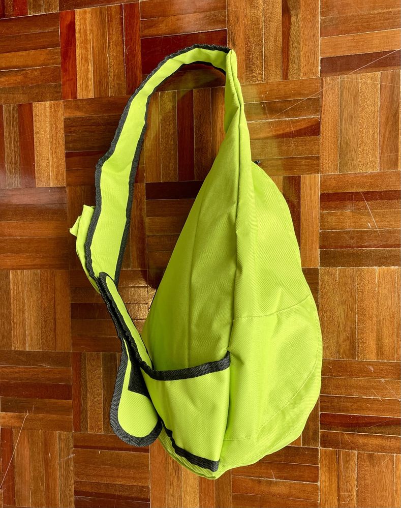 Mochila a tiracolo verde triangular