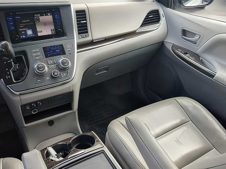 Toyota Sienna      2015