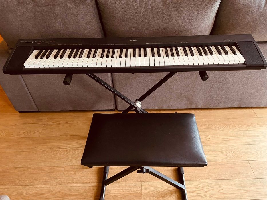 Piano Yamaha Portable Grand NP-30 + Banco – €150