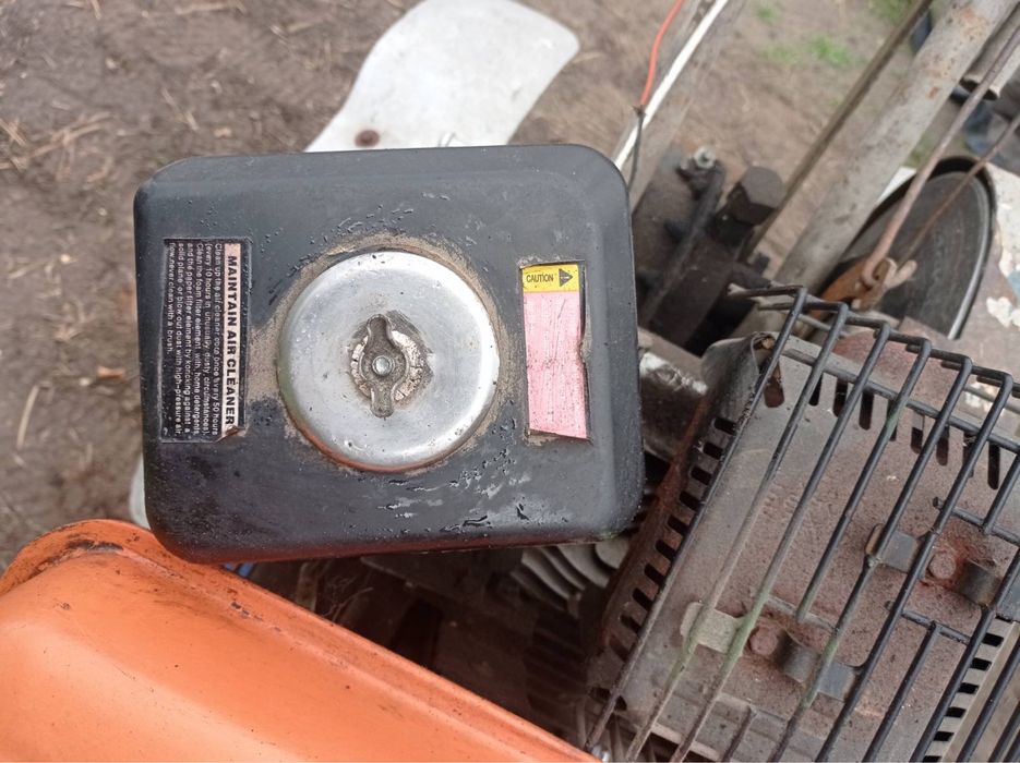 Мотоблок в робочому стані