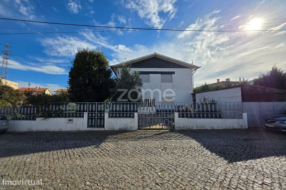 Moradia Bi-Familiar T3 + T2 em Finzes, Trofa