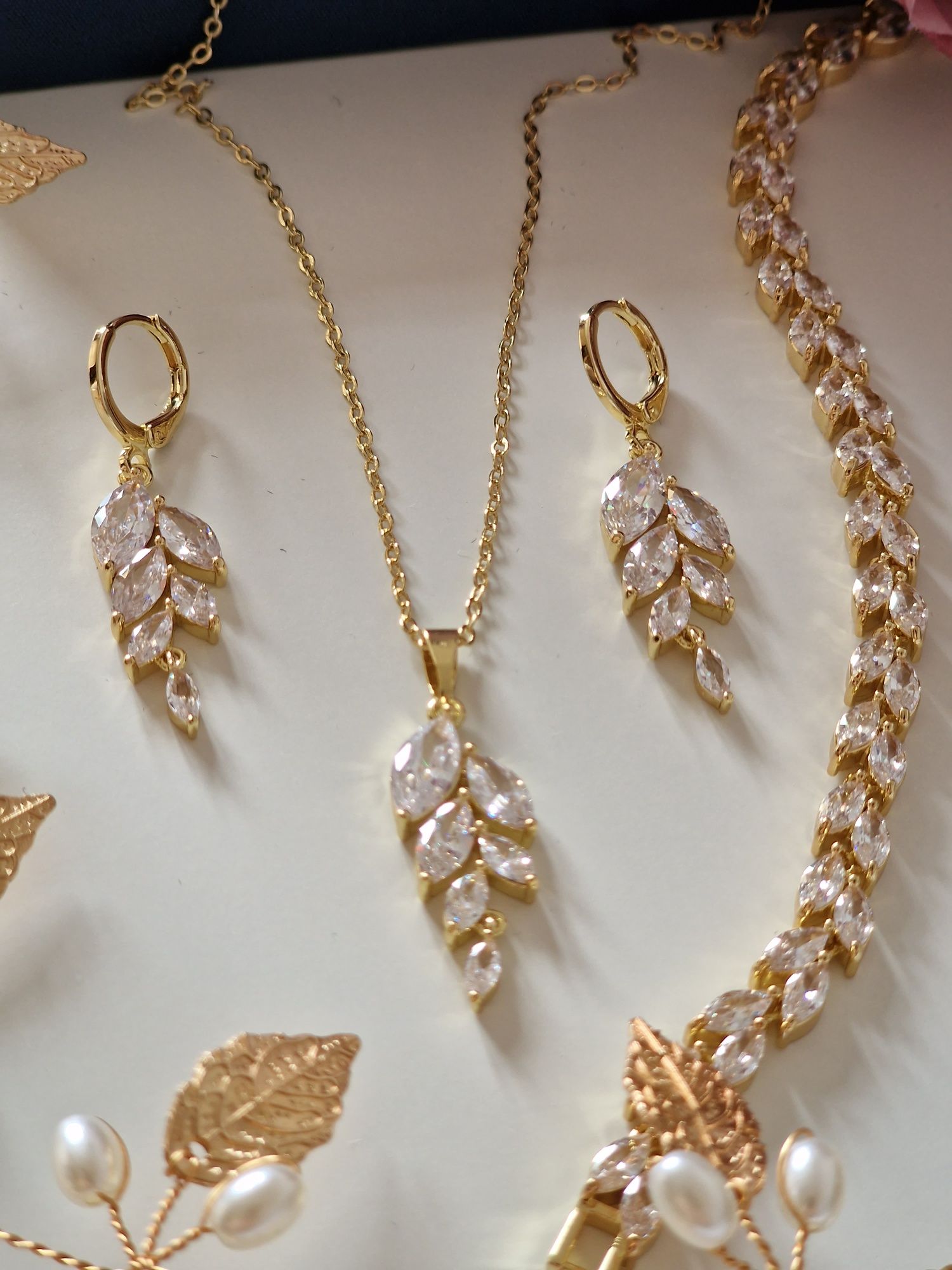 Piękny komplet biżuterii ślubnej w złotym kolorze
