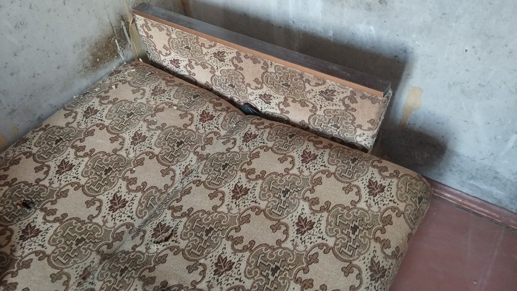 Диван и письменный стол