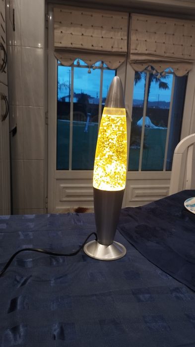 Candeeiro decorativo . Quando ligado solta partículas em movimento