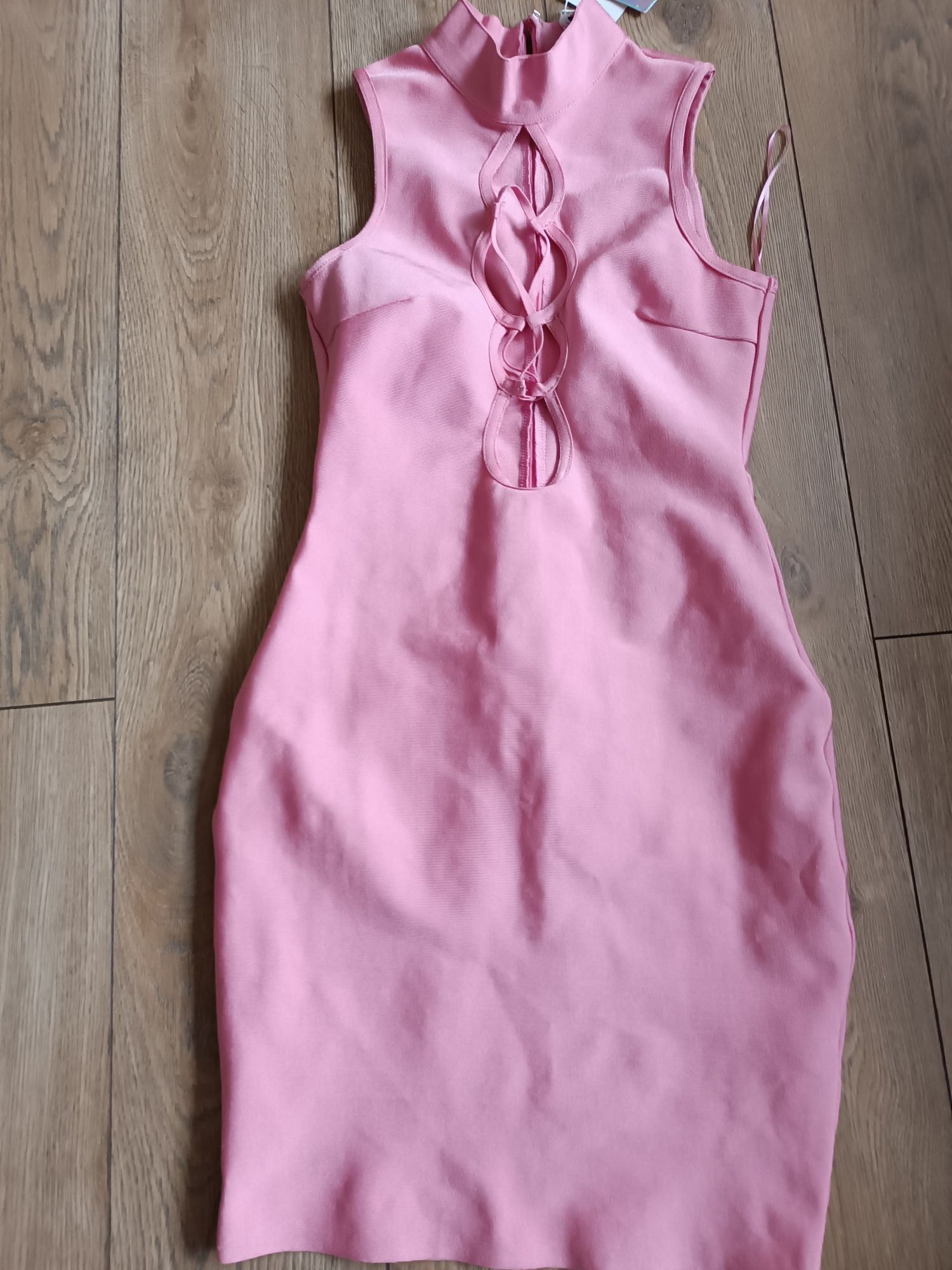 Różowa ołówkowa sukienka