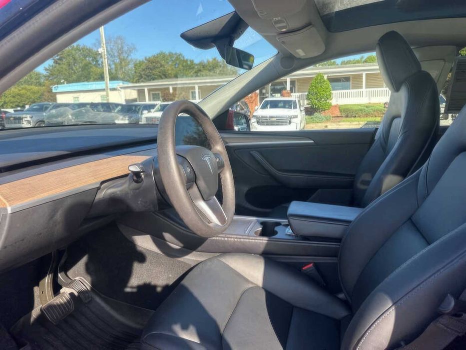 Tesla Model Y      2023