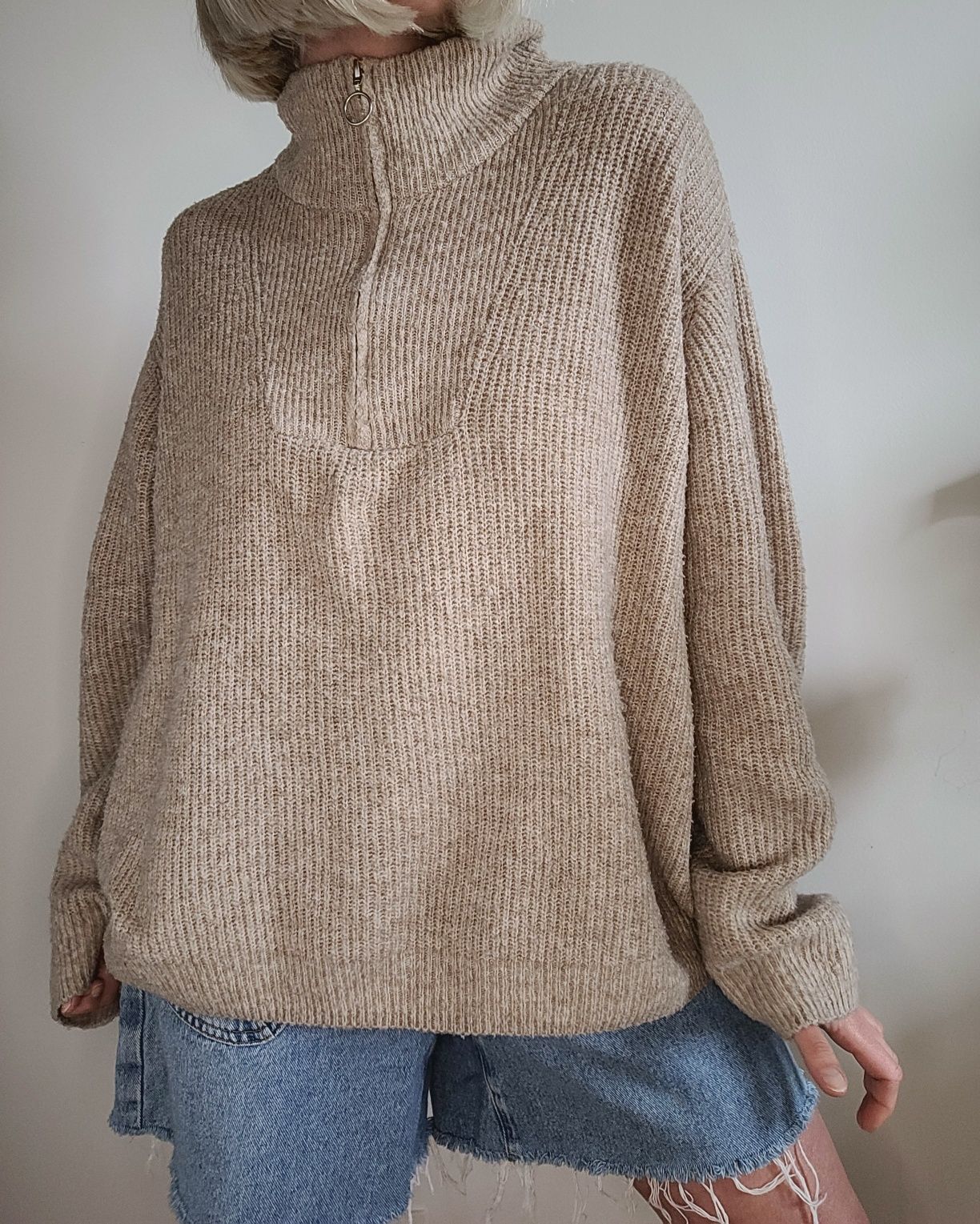 Beżowy sweter oversize zip kołnierzyk Vero Moda