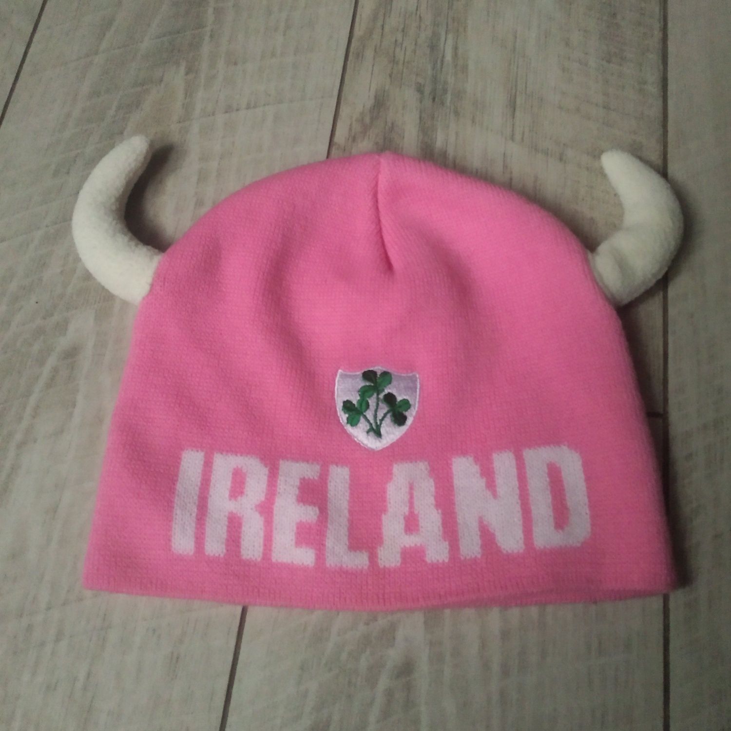 Розовая шапка шапочка с рожками викинга