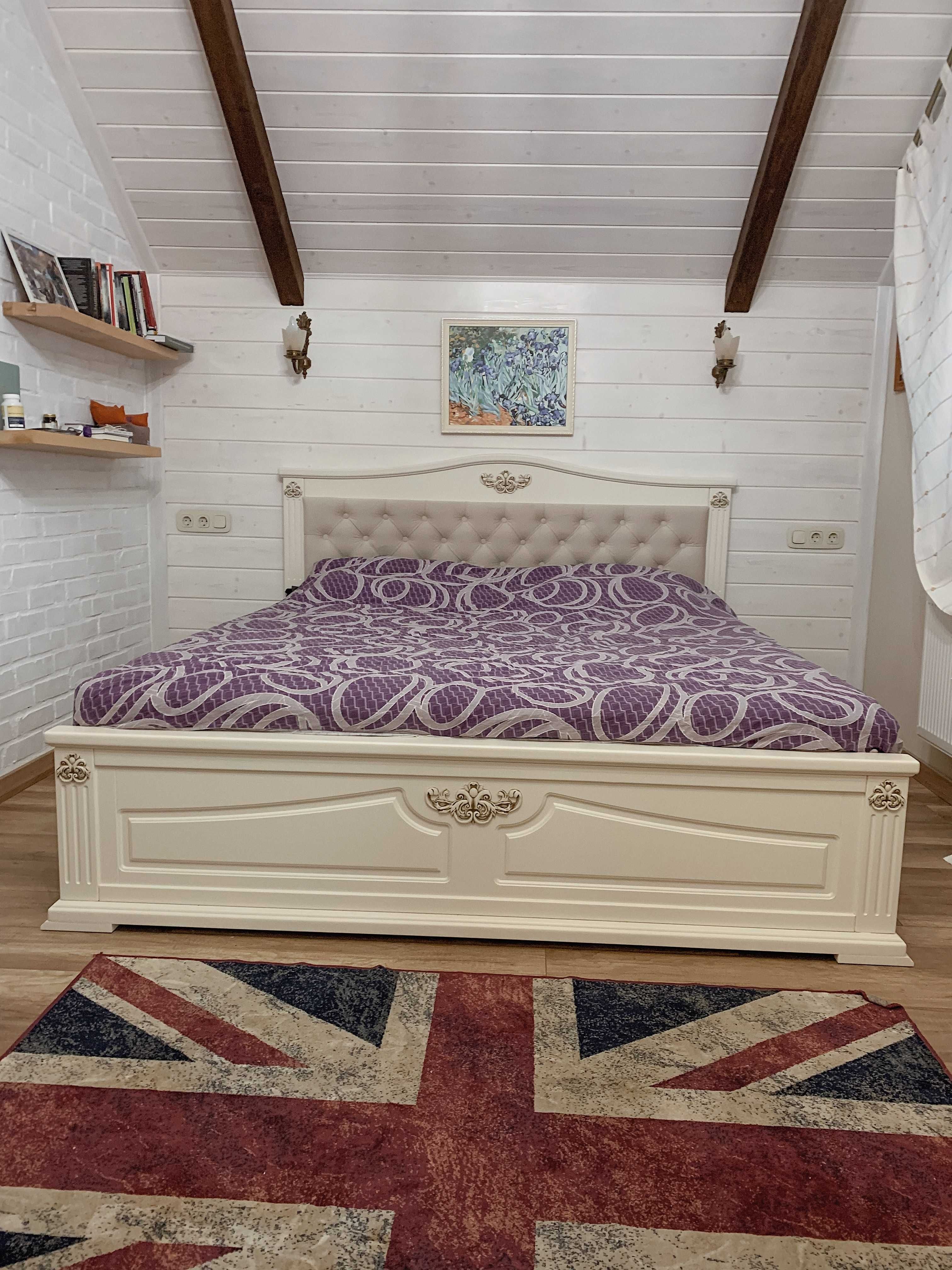 Шикарне двоспальне ліжко з м'яким узголів'ям, дерев'яне