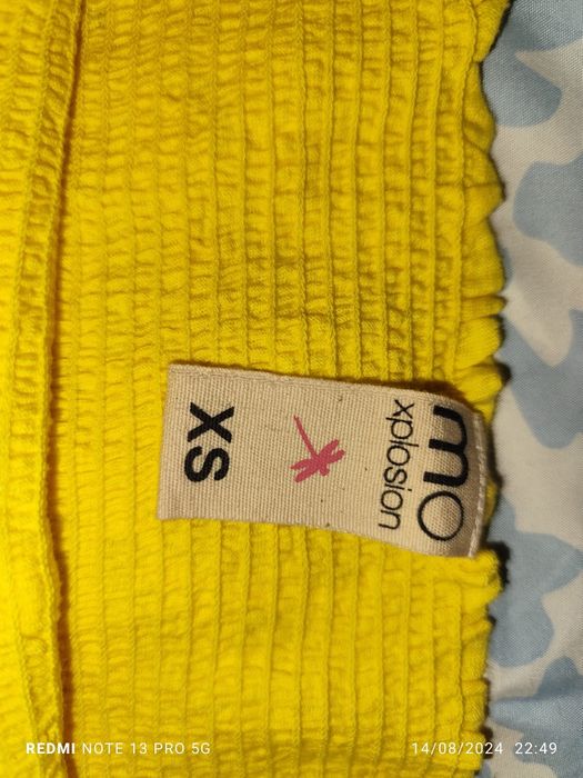 Top tomara que caia amarelo.