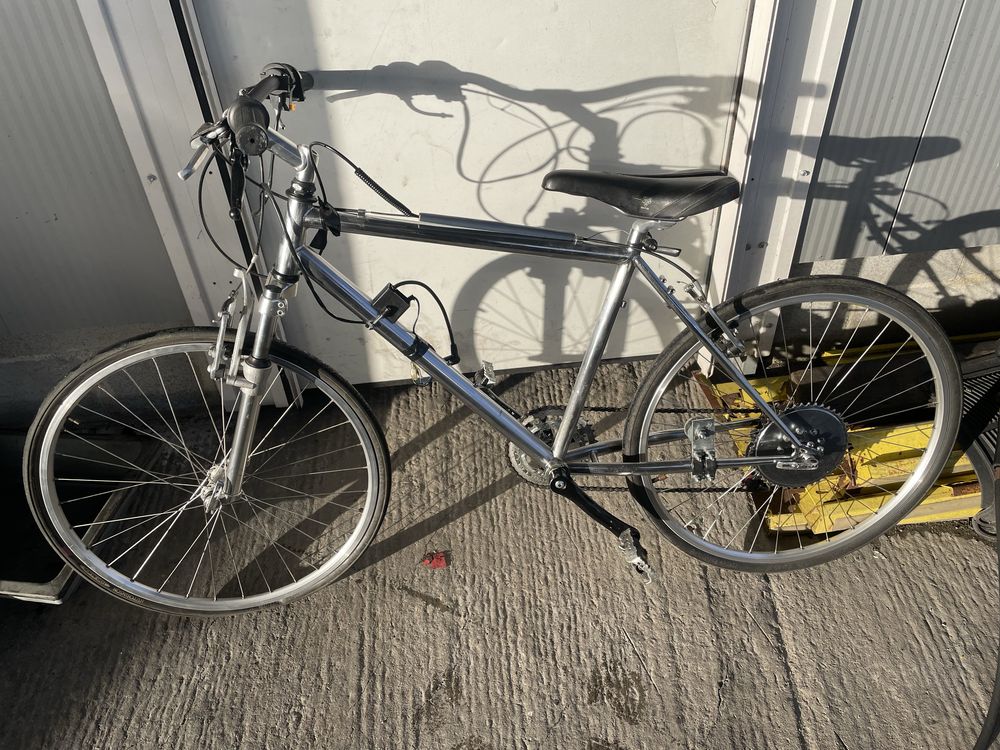Bicicleta motorizada com muito material